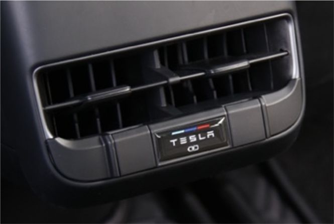Hovedbilde Beskyttelsesdeksel USB-porter baksete Tesla Model 3