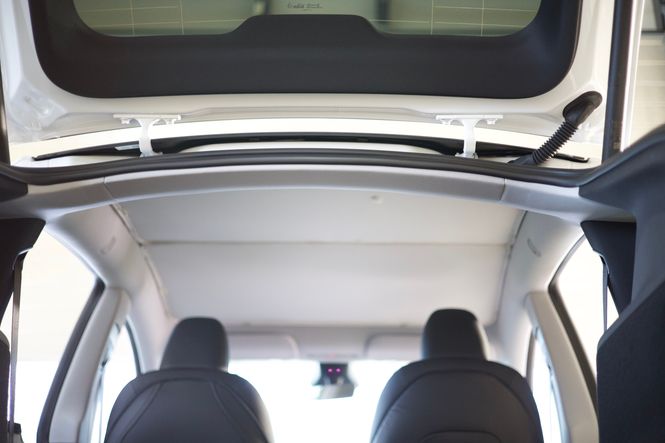 Main Image Sunshade for roof window Tesla Model Y Juniper 