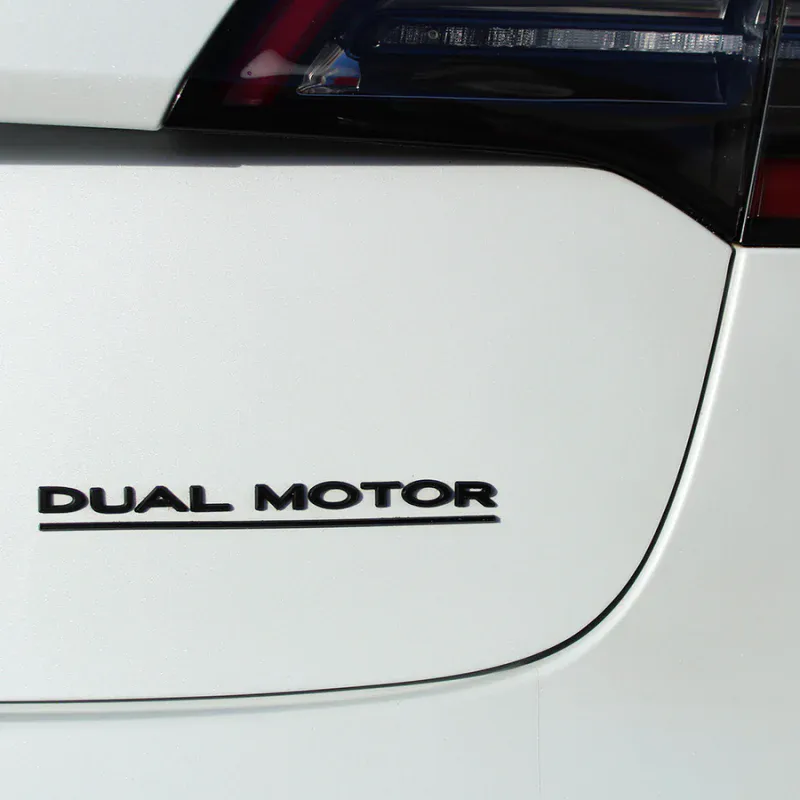 Dual motor emblem Tesla - matt svart